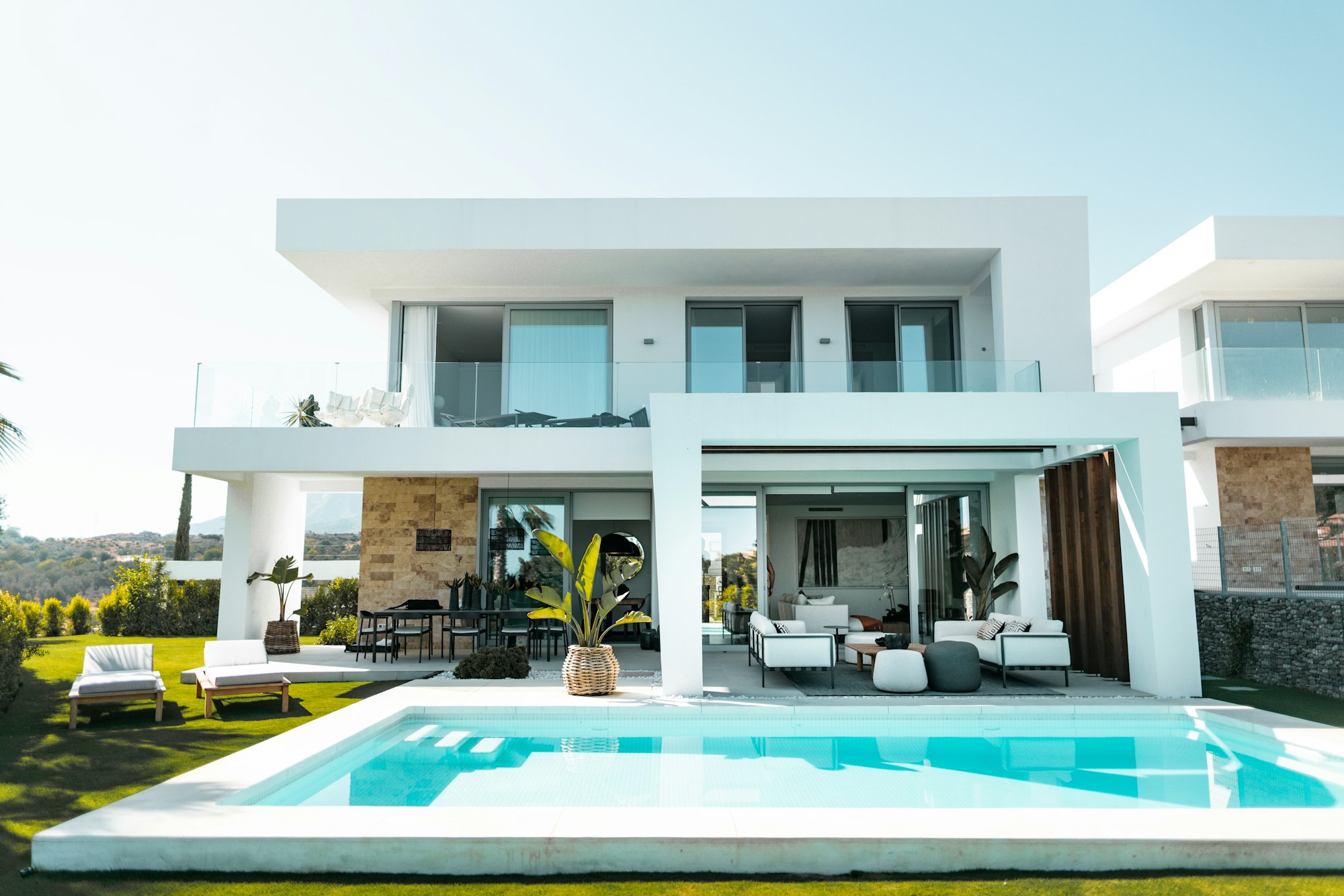 Witte villa met privézwembad en ligbedden in de heuvels van de Costa del Sol