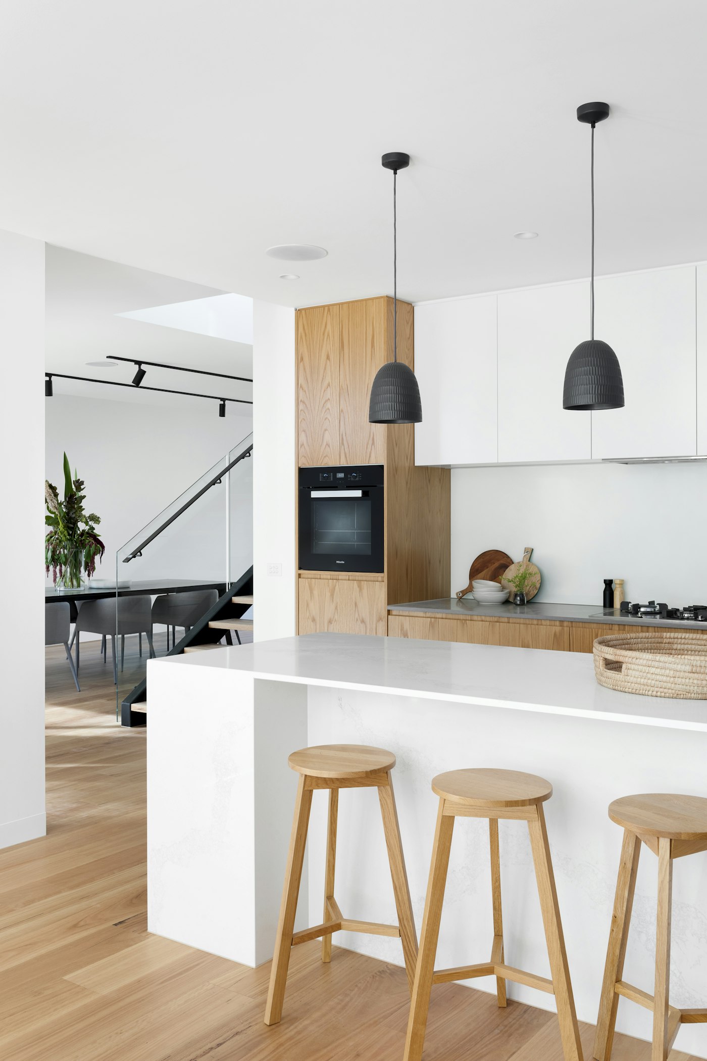 Volledig uitgeruste open keuken met ontbijtbar