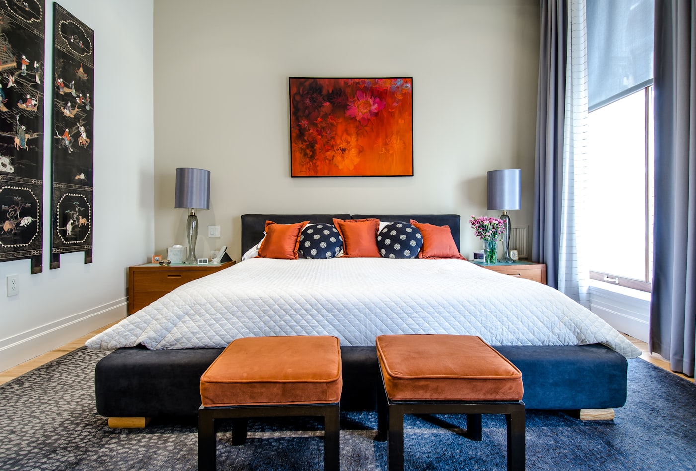 Slaapkamer met kingsize bed en warme accenten